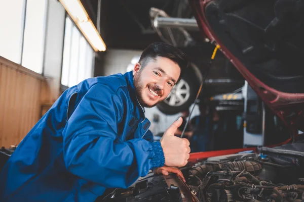 Auto Mechanic Showing Thumbs Positive Car Mechanic Concert — Stock Photo, Image