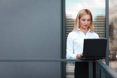 İş kadını laptopla çalışıyor.