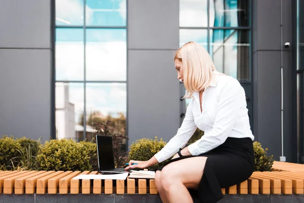 Mujer Negocios Ropa Estilo Oficina Sienta Banco Cerca Del Edificio — Foto de Stock