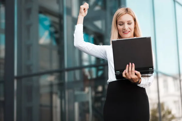 Udane Elegancka Kobieta Garniturze Laptopem Podniosła Rękę Radości Sukces Koncepcji — Zdjęcie stockowe