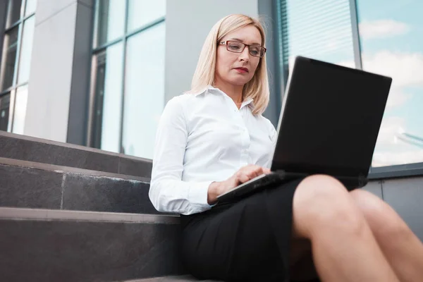 Mulher Negócios Trabalhando Laptop Enquanto Senta Nas Escadas Centro Negócios — Fotografia de Stock