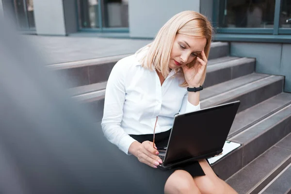 Tired Office Worker Sitting Stairs Laptop Holding Her Head Overwork — Stock Photo, Image