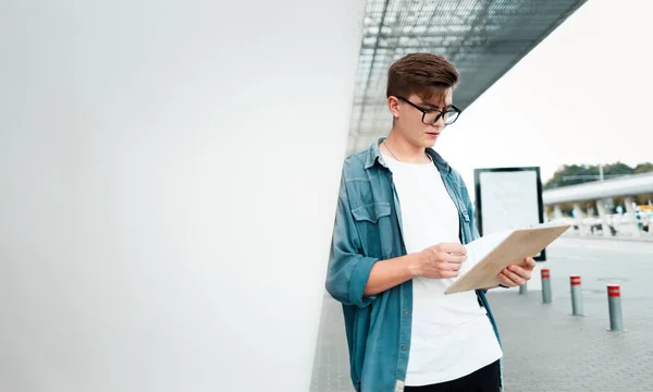 Handsome Guy Clipboard Reads Documents — Stock Photo, Image