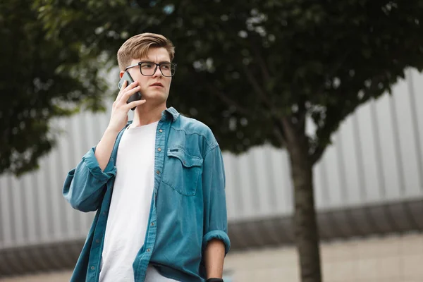 Jovem Sério Óculos Falando Smartphone Rua — Fotografia de Stock