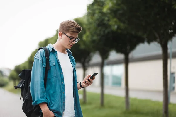 Młody Przystojny Student Używa Smartfona Uzyskania Dostępu Internetu Koncepcja Uzależnienia — Zdjęcie stockowe