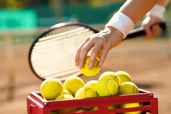 Jogador Tênis Quadra Leva Uma Bola Uma Cesta — Fotografia de Stock