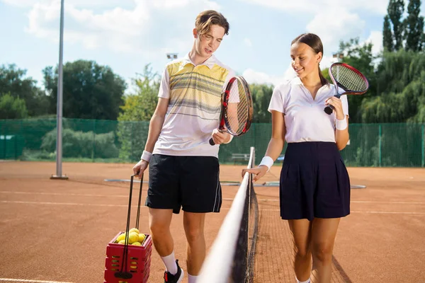 Jeune Couple Sur Court Tennis — Photo