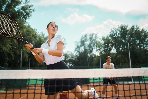 Νεαρό Ζευγάρι Που Παίζει Τένις — Φωτογραφία Αρχείου