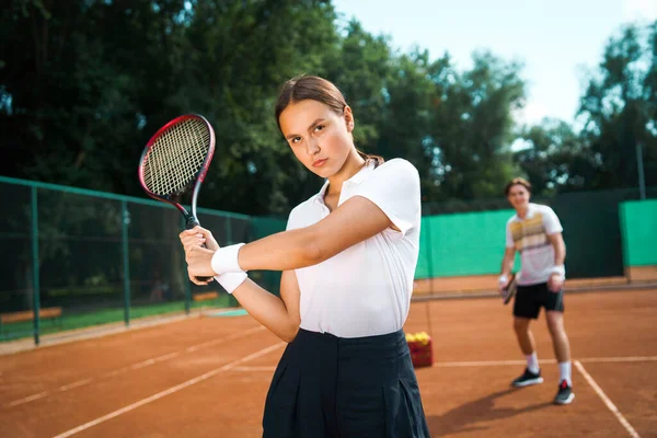 Πορτρέτο Μιας Νεαρής Γυναίκας Που Παίζει Τένις — Φωτογραφία Αρχείου