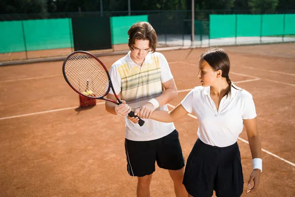 Fiatalember Megmutatja Egy Lánynak Hogyan Kell Helyesen Tartani Egy Teniszütőt — Stock Fotó