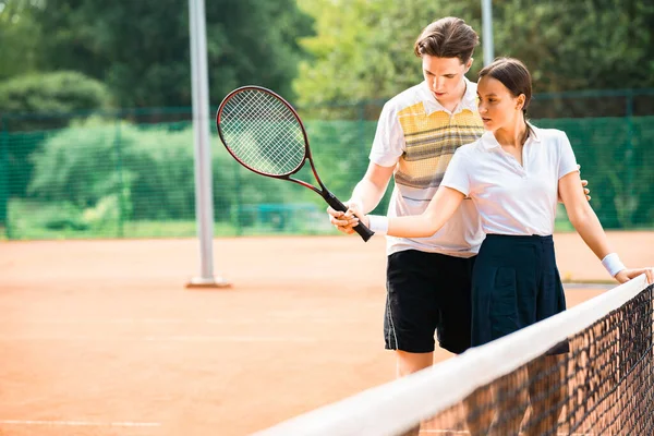 Νεαρό Ζευγάρι Που Παίζει Τένις Στο Γήπεδο — Φωτογραφία Αρχείου
