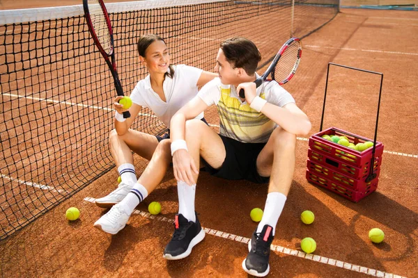 Jovem Casal Sentado Uma Quadra Tênis — Fotografia de Stock