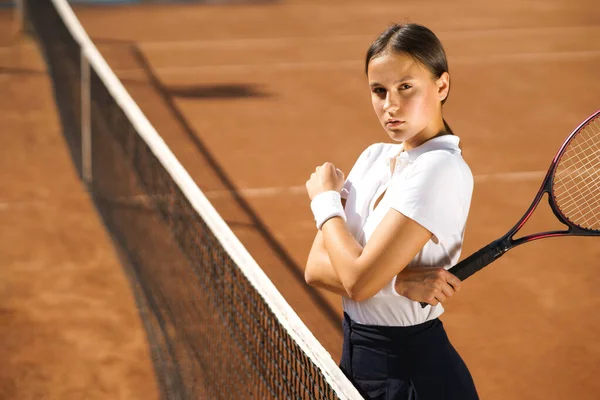 Όμορφη Νεαρή Γυναίκα Στο Γήπεδο Του Τένις — Φωτογραφία Αρχείου