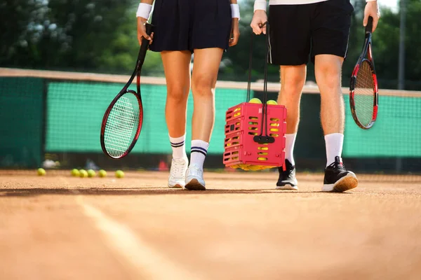 Coppia Che Lascia Campo Tennis Portando Attrezzatura Dopo Partita Finita — Foto Stock