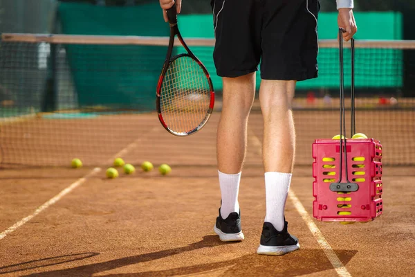 网球场上的人 拿着球拍和篮筐 — 图库照片