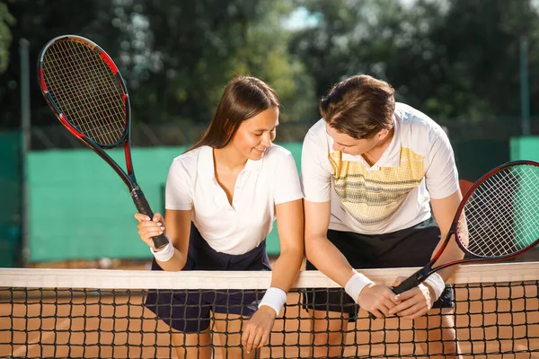 年轻夫妇打网球后聊天 — 图库照片