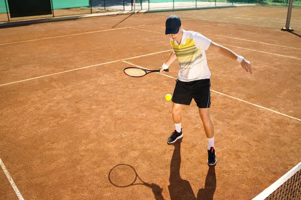 Jovem Jogador Tênis Batendo Bola — Fotografia de Stock