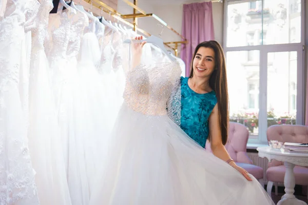 Счастливая Невеста Выбирает Платье Свадебном Бутике — стоковое фото