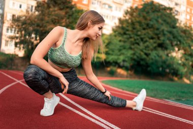 Güzel kız koşmadan önce ısınır.