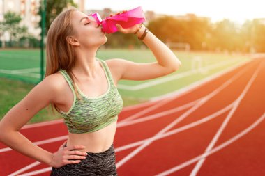 Yorgun koşucu şişeden su içer