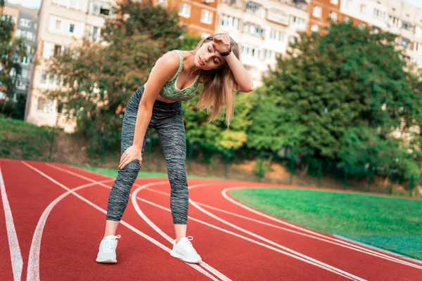 Coureur Fatigué Essuie Son Visage Avec Main — Photo