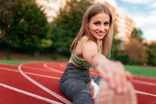 Positivo Esportes Menina Fazendo Alongamento Antes Correr — Fotografia de Stock