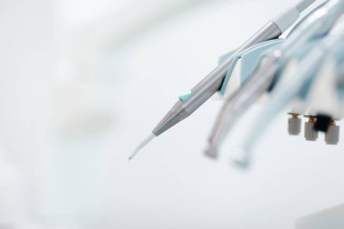 Diş hekiminin muayenehanesinde dişçi matkabı.