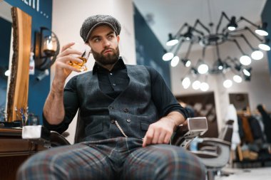 Bir bardak viskiyle berber ustası