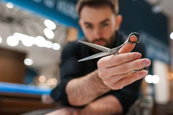 Beau Coiffeur Masculin Avec Des Ciseaux Dans Les Mains — Photo