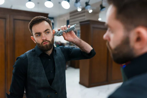 Barbeiro Mestre Aparado Sua Barba Com Cortador Cabelo — Fotografia de Stock