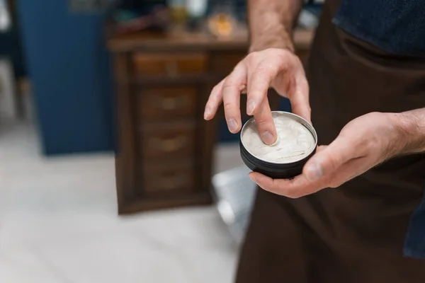 Kuaför kuaför saç modellemede pomade kullanıyor.