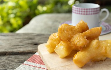 Kızarmış geleneksel Tayland hamur çubuğu.