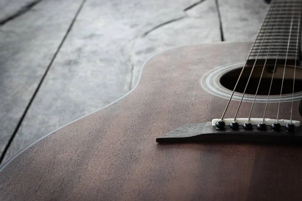 Ahşap arka planda akustik gitar
