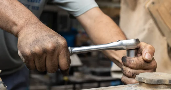 Die Schmutzigen Hände Eines Automechanikers Schließen Funktioniert — Stockfoto