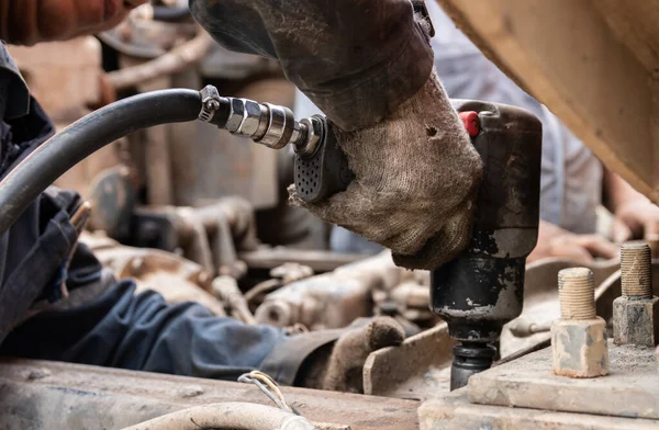 Die Schmutzigen Hände Eines Automechanikers Schließen Funktioniert — Stockfoto