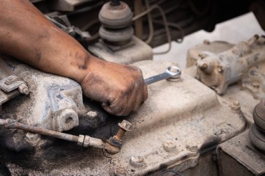 Bir oto tamircisinin kirli elleri çalışıyor.