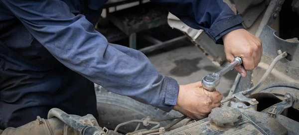 Die Schmutzigen Hände Eines Automechanikers Schließen Funktioniert — Stockfoto