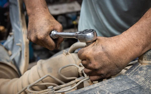 Die Schmutzigen Hände Eines Automechanikers Schließen Funktioniert — Stockfoto