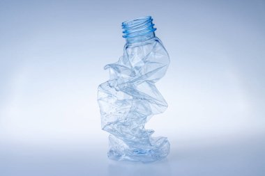 Geri dönüşüm için ezilmiş plastik şişe yakın plan