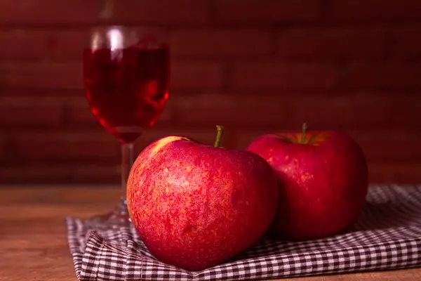 Bright Red Apple Cloth Wooden Table — Stock Photo, Image