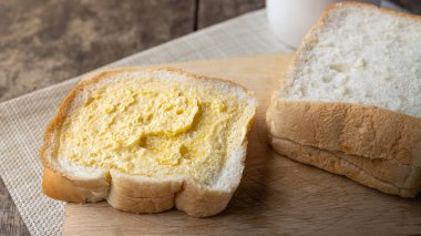 Kahvaltı için tereyağlı ekmek ve süt.