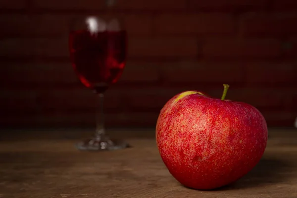 Bright Red Apple Wooden Table — Stock Photo, Image