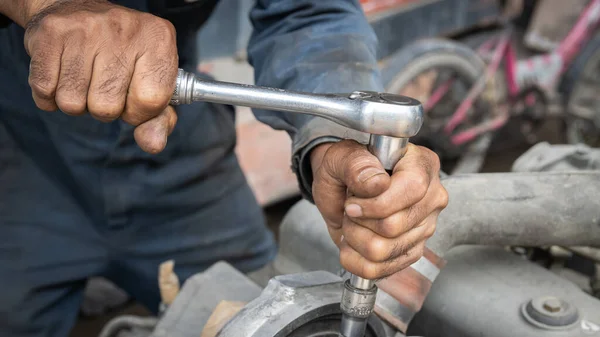 Clossup Las Manos Sucias Mecánico Automóviles Está Trabajando — Foto de Stock