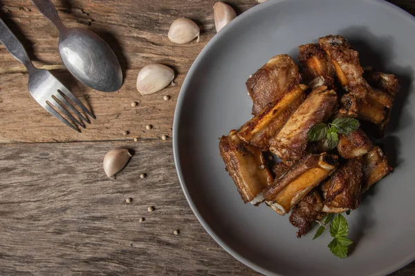 Izgara domuz pirzolası, sarımsak ve biber, sıcak ve baharatlı, Tayland yemeği.