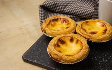 Tatlı, tart yumurtası ve kremalı.