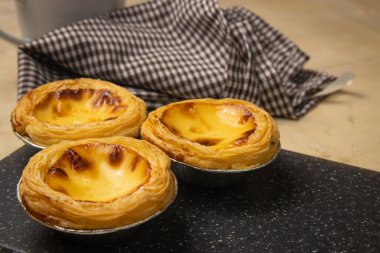 Tatlı, tart yumurtası ve kremalı.