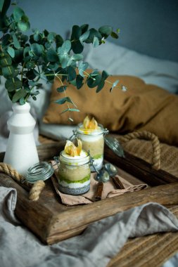 Puding chia tohum ve yoğurt ile