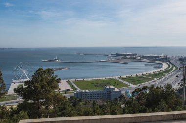 Dönme dolap, deniz, şehrin panoramik manzaralı 