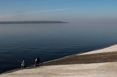 sahilde balık tutma manzara için temiz hava üzerinde çift