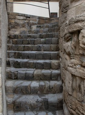 Eski Arnavut kaldırımlı taş merdiven bilinmeyene doğru dar